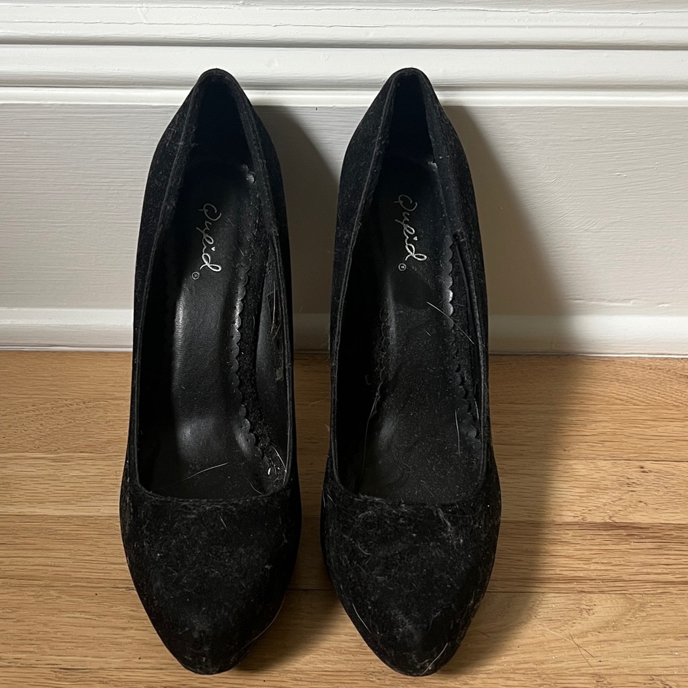 Black velvet pumps